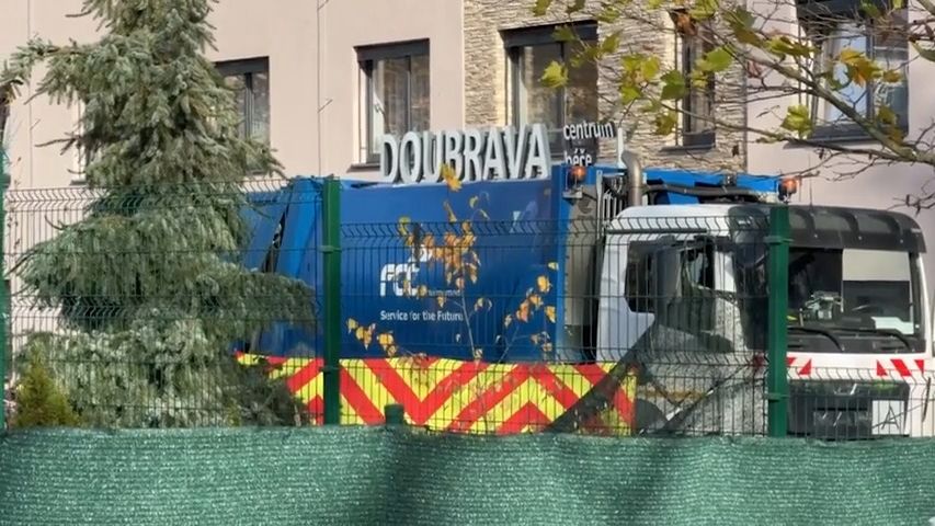 Důchodkyni v areálu domova pro seniory na Kolínsku srazilo popelářské auto, na místě zemřela