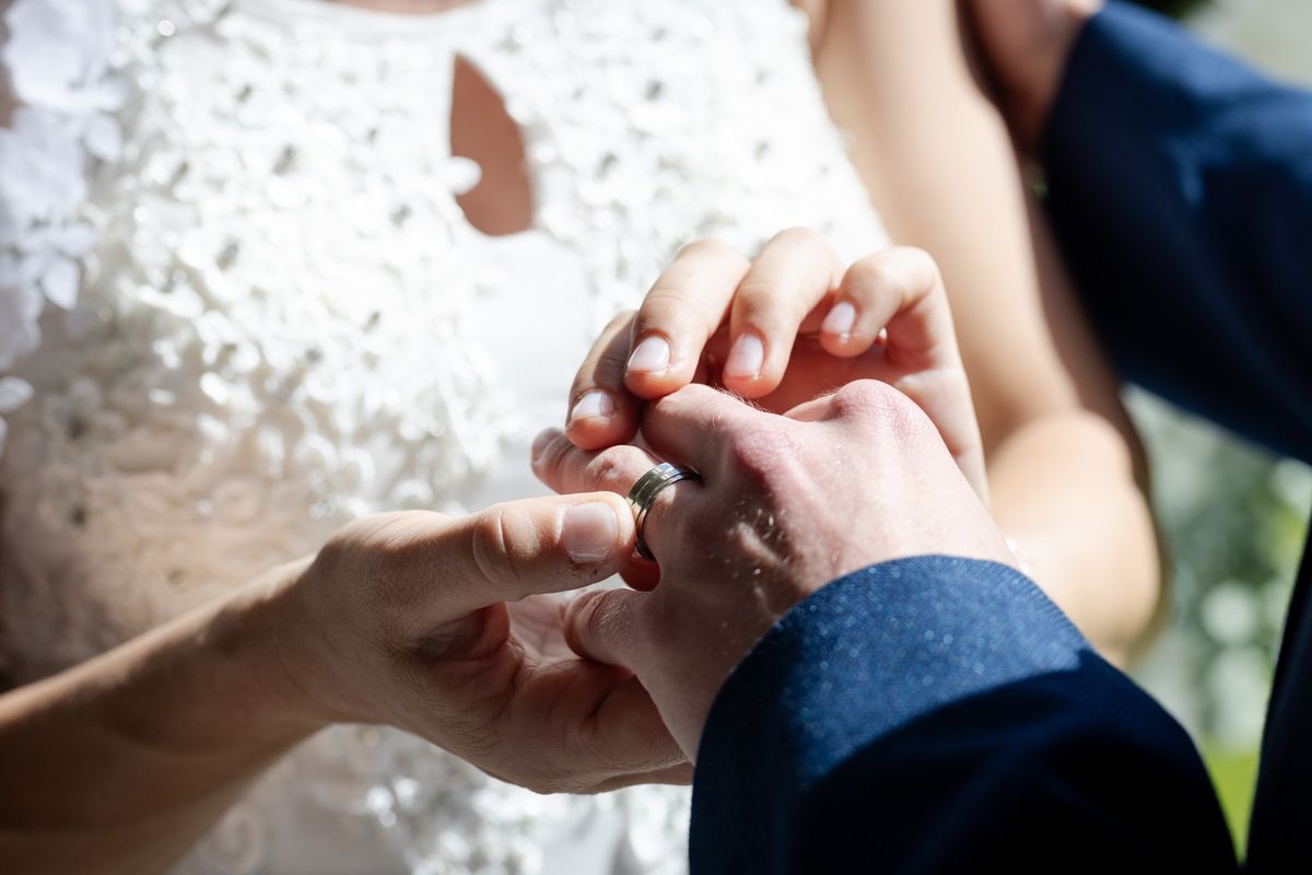 Francouz neměl na svatbu, tak prodal reklamní prostor na svatebním obleku