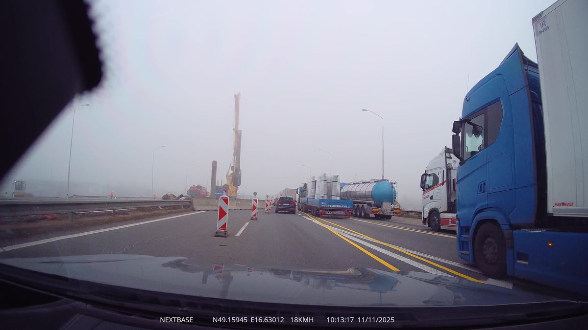 D1 u Brna zablokovala nehoda osobáku a nákladního auta. Na místě se tvoří kolony