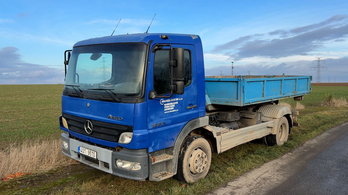 Náklaďák na polní cestě u Prahy přejel muže