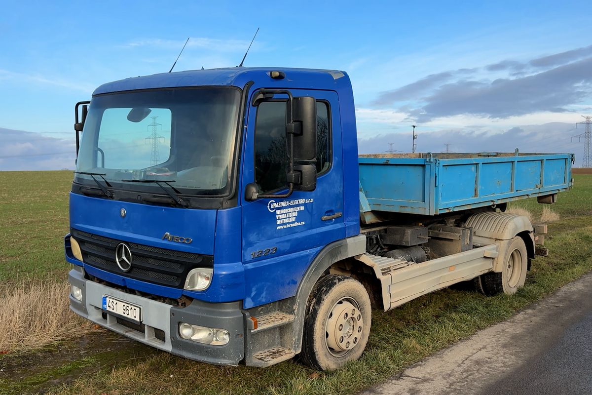 Náklaďák na polní cestě u Prahy přejel muže