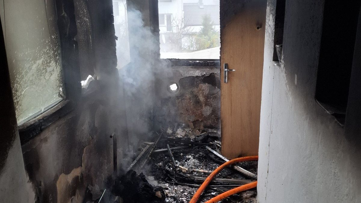 V domě v Přerově hořel odpad. Hasiči evakuovali osm osob, jedna skončila v nemocnici