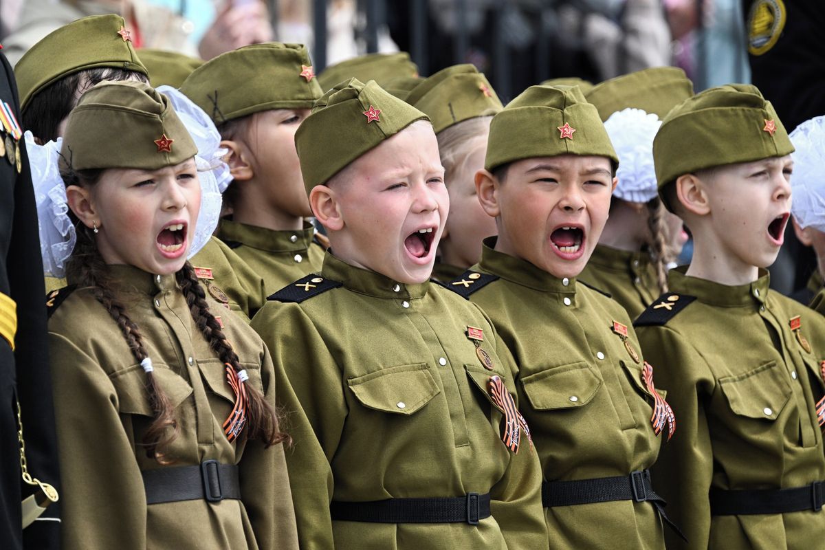 Rusko militarizuje výuku ve školách, učí se rozborka kalašnikova i ovládání dronů. Západ je v učebnicích nepřítel