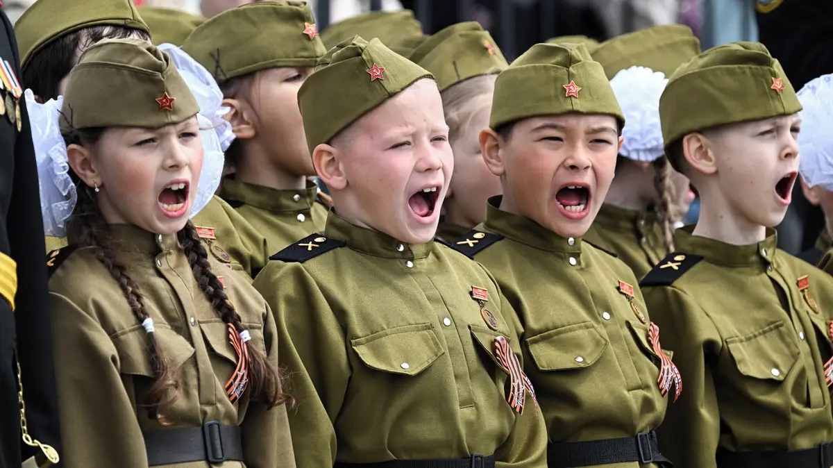 Rusko militarizuje výuku ve školách, učí se rozborka kalašnikova i ovládání dronů. Západ je v učebnicích nepřítel