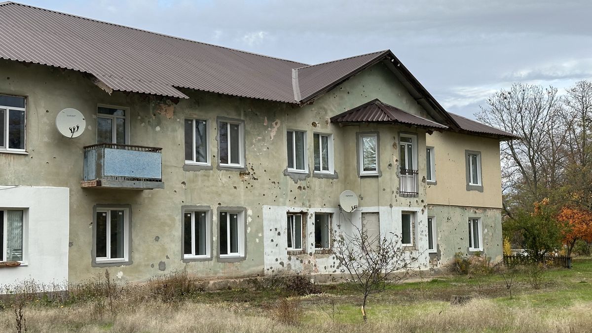 Zničený kostel, škola i kulturák. Lidé ve vesnici na východě Ukrajiny se nevzdávají