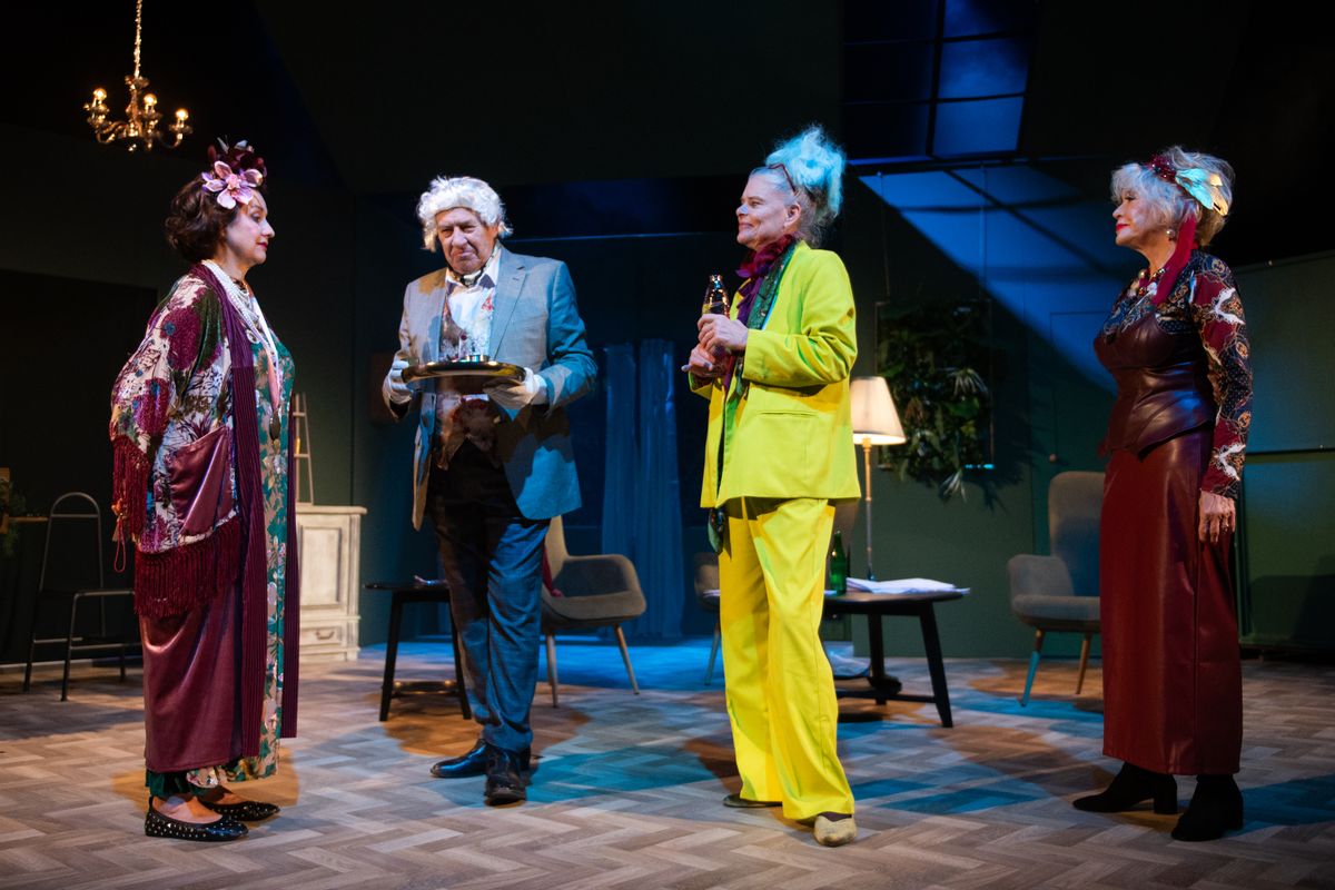 RECENZE: Ryba ve čtyřech jako chytrá, leč ve výsledku nevýrazná konverzační komedie