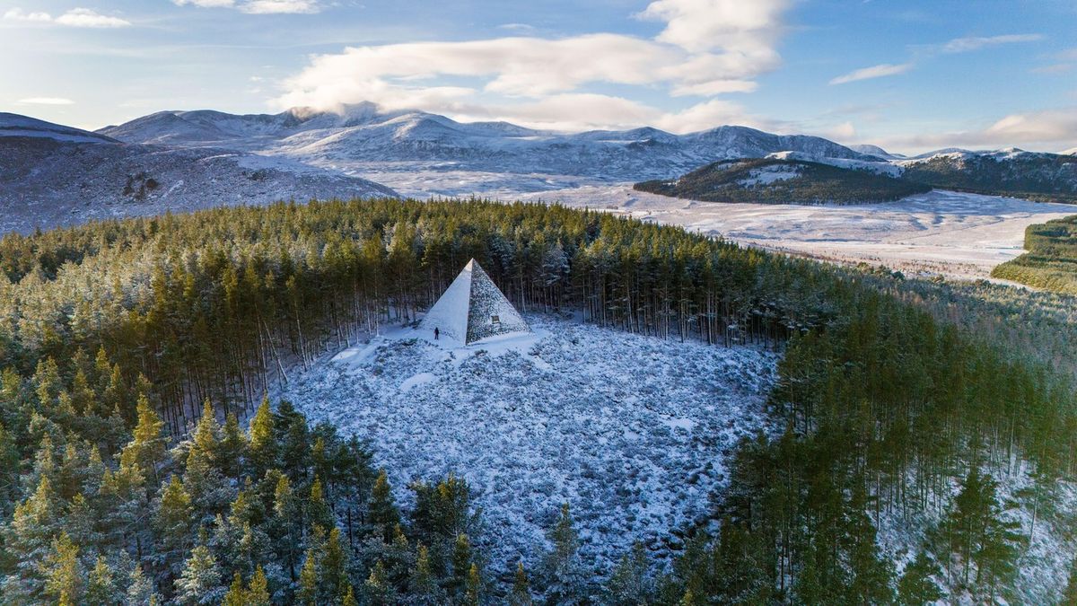 Skotsko se pyšní vlastní pyramidou. Kvůli velkému zájmu turistů je v ohrožení