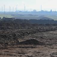 Reliéf budoucí dálnice s odkrytou ornicí