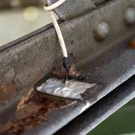 Kvůli zhoršujícímu se stavu mostu jsou na něm nainstalována bezpečnostní čidla. 