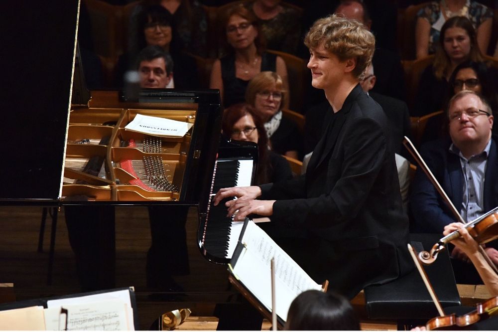 RECENZE: Dvojí klavírní záře nad Rudolfinem