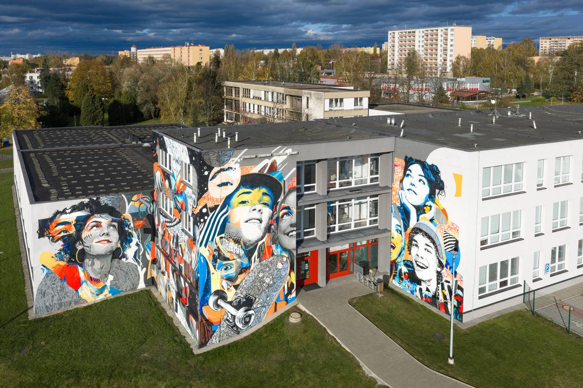 Obří mural tvořil Nikola Vavrous letos v říjnu.