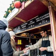 A s trhy i výpravy Pražanů a turistů za nasáváním předvánoční atmosféry a svařeným vínem. 