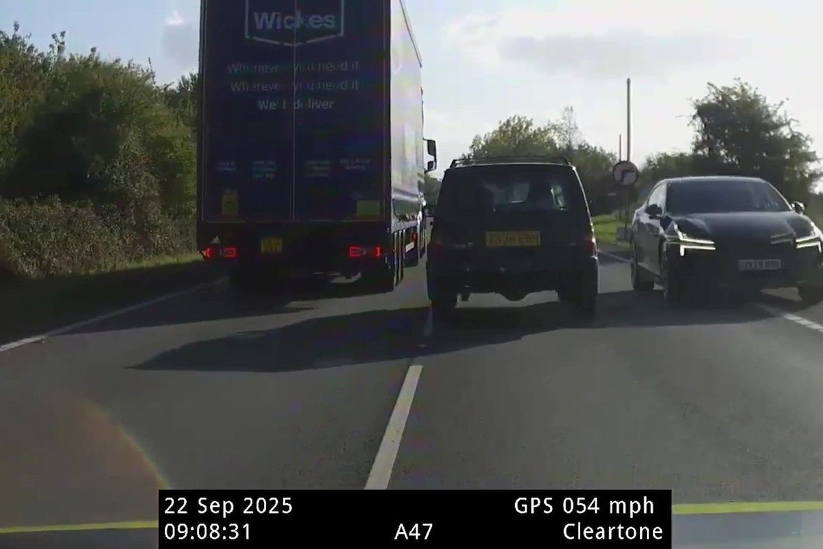 Britská policie při automobilové honičce pronásledovala pedofila. Drama zachytila palubní kamera