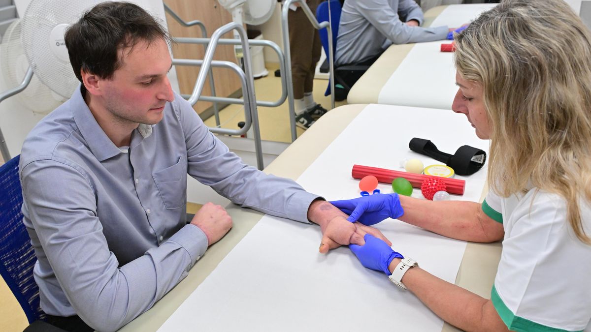 Po zásahu proudem byl na hranici života. Lékaři mu speciálními zákroky zachránili končetiny před amputací