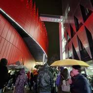 Aréna je otevřená do všech stran a netvoří žádnou bariéru.