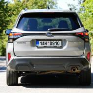 Záď zaujme jednoduššími tvary, vyraženým označením Forester na pátých dveřích a nechybí ani klasická koncovka výfuku.