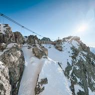 Visutý most od země dělí 400 metrů.
