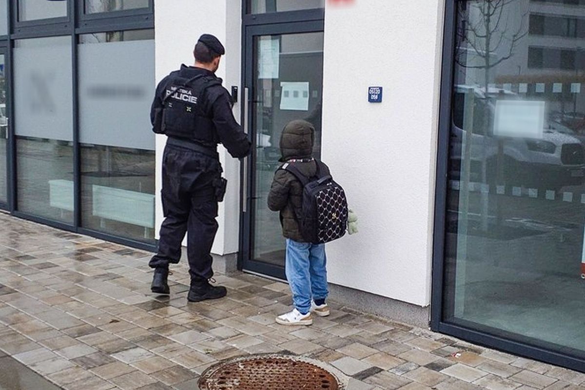 Strýc v Plzni v pondělí odvedl chlapce k zavřené škole a nechal ho tam. Netušil, že je svátek