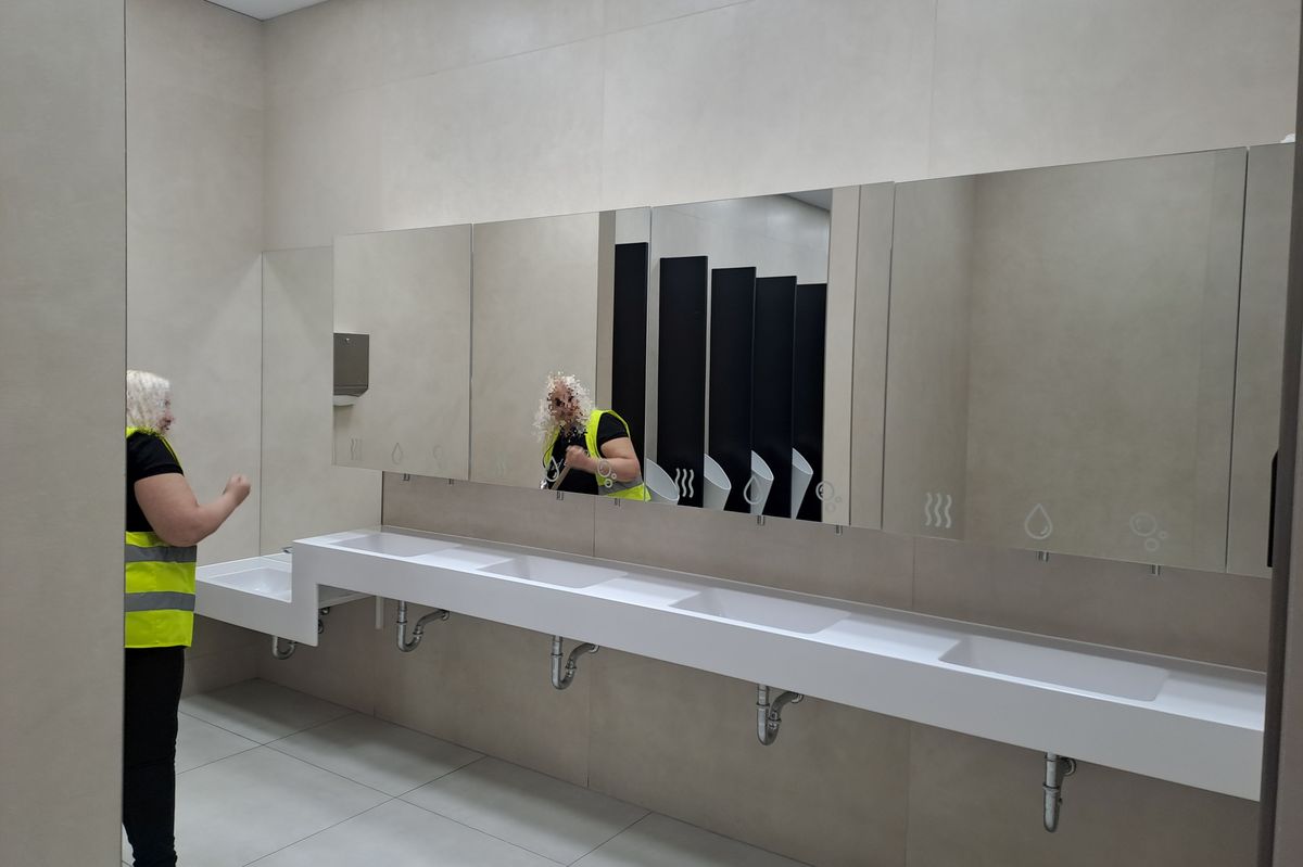 Kuriozita na nádraží v Plzni. Zrcadlo odráží na chodbu muže u pisoárů 