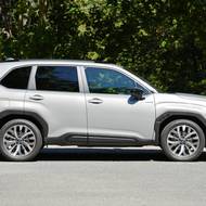 Z profilu má forester krabicovitější karoserii, vyšší světlá výška i patrné nájezdové úhly však ukazují jeho nadání poradit si s terénem.