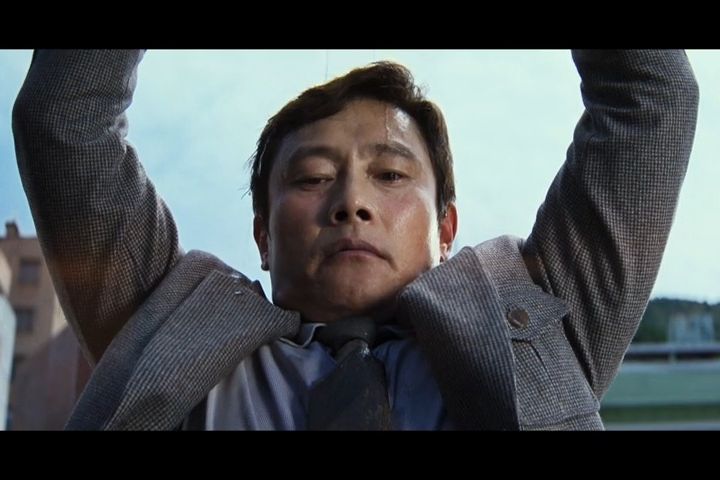 Nezaměstnaný zběsile bojuje o práci. Tady Vary představují korejskou satiru o krutém kapitalismu