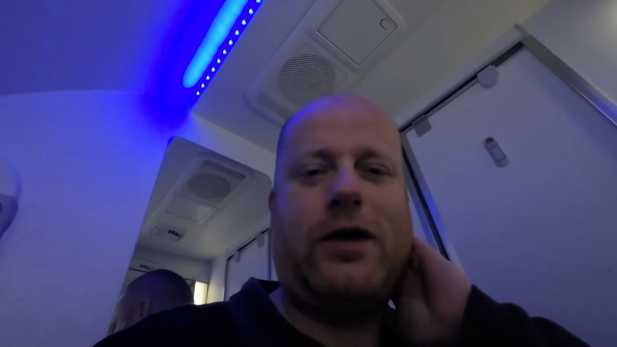 Za pouhých 67 hodin obkroužil planetu. Díky cestování v economy ho to vyšlo na 35 tisíc