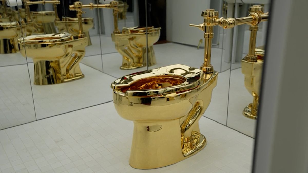 Toaleta z 18karátového zlata má nového majitele. Dal za ni 253 milionů