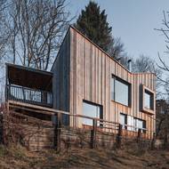 Jižní fasáda je hodně prosklená. 