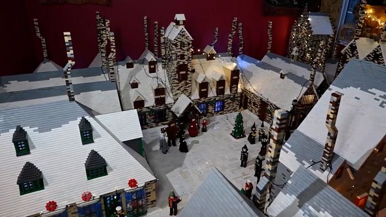 Každý rok před Vánocemi staví z Lega. Letos manželé vytvořili model potterovské vesničky