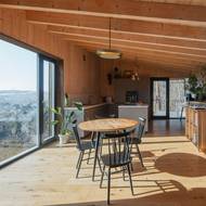 Kuchyň je propojena s jídelním prostorem. 