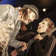 Róbert Nižník a Tomáš Dalecký v inscenaci The Black Rider v Divadle Komedie