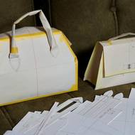 Karla Löffelmann si nejprve sestavuje papírové 3D návrhy.