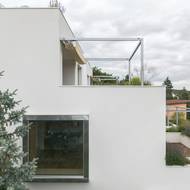 Velká okna směřují nejenom dopředu, ale i do stran.