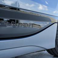 Elektrický pohon vůz připomíná i nápisem na prazích.