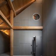 Stodola dostala velmi moderní háv. 