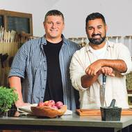 Módní návrhář a semifinalista soutěže MasterChef Česko 2020 Pavel Berky (vpravo) se před dvěma lety odstěhoval se svým dlouholetým přítelem Matějem Pardusem z Prahy na venkov.