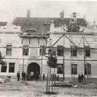 Podoba hotelu Veliš po dokončení přestavby v roce 1906. O výzdobu se postarali sochaři Štursa a Amort.