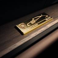 Specialitou je také zlatá plaketa se siluetou Porsche 911, podpisem F. A. Porsche a číslem vozu v rámci unikátní edice.