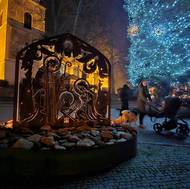 Betlém z cortenového plechu ve stylu dětských vystřihovánek, který pro Nové Město na Moravě navrhl výtvarník Lukáš Tomek alias Tomski.