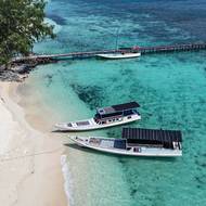 Karimunjawa, indonéské souostroví severně od Jávy, proslulé bílými plážemi, křišťálově průzračnou vodou a korálovými útesy je rájem pro milovníky šnorchlování a klidného odpočinku.