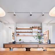 Hlavní obytná místnost propojuje funkci kuchyně, jídelny a obývacího pokoje.