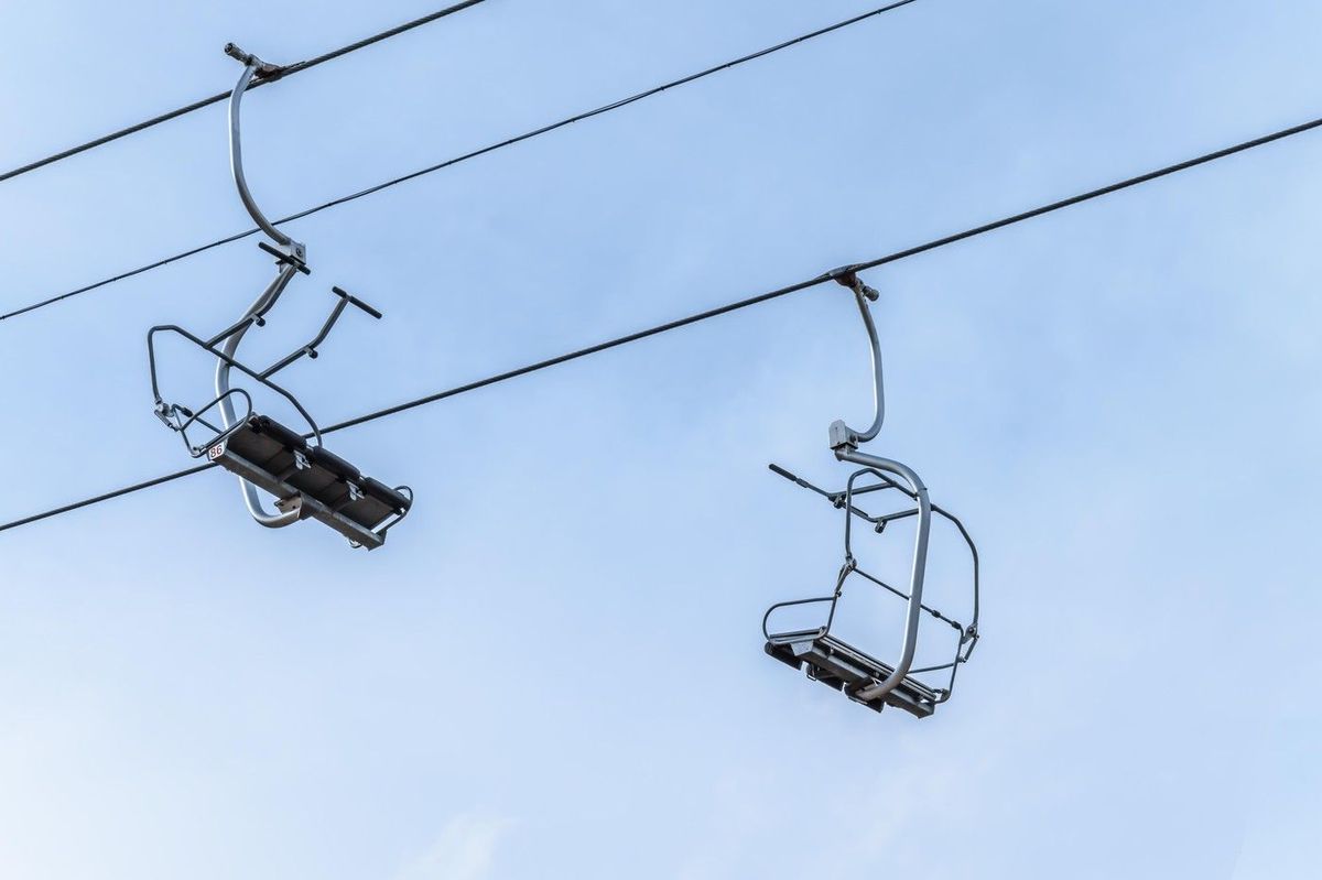 Tragédie v Černé Hoře: Němec před očima manželky spadl z poškozené lanovky do 70metrové hloubky a zabil se