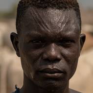 Válečník z kmene Mundari, Jižní Súdán