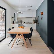 V zimě je barevná paleta kuchyně nápadně podobná barvám za okny.