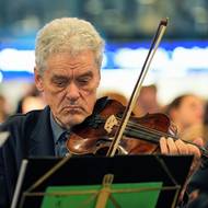 Hudebníci si museli přinést nástroje, stojany i noty, přesto jich dorazila spousta. 