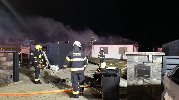 Od vánočního stromku shořel rodinný dům na Táborsku. Škoda jde do milionů