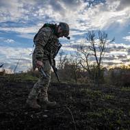 Oleksij Jukov pátrá po každičké kůstce v místech, kde během bojů na podzim 2022 zahynul ruský voják. 4.listopadu 2025.
