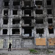 Vybombardovaný panelový dům v centru Dobropillja. 10. května 2025.