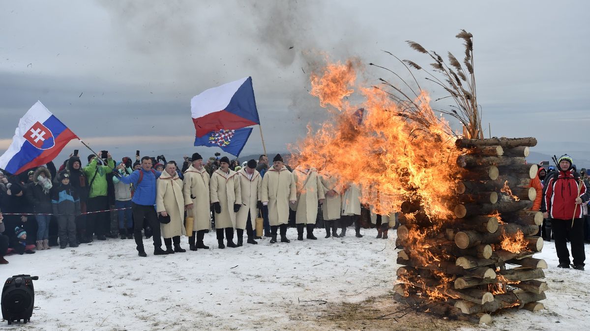 Vatra, hymna i štamprle. Češi a Slováci oslaví na Velké Javořině závěr roku pospolu