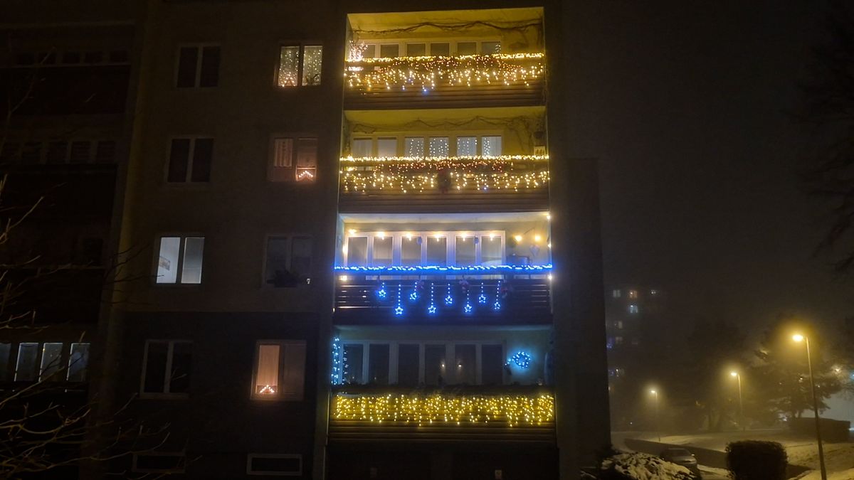 Záplavu květů vystřídaly řetězy, girlanda a světýlka. Čtyři balkony v Havířově opět patří Vánocům